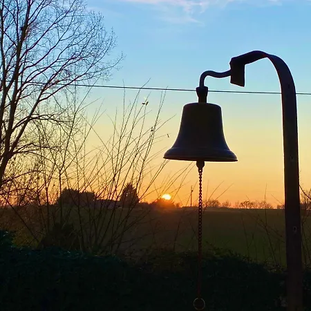 Le Petit Bleu D'hotes Bed and Breakfast