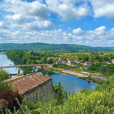 Le Petit Bleu D'hotes Bed and Breakfast