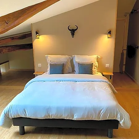 Le Petit Bleu D'hotes Bed and Breakfast
