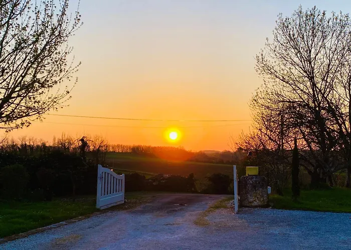 Le Petit Bleu D'hotes ベッド・アンド・ブレックファスト Bourg-de-Visa